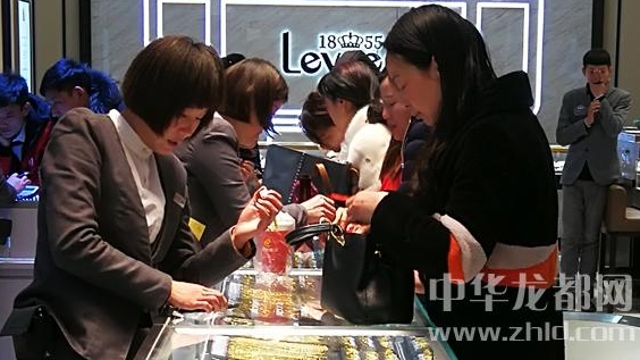 臨近春節(jié)，周口消費市場紅似火