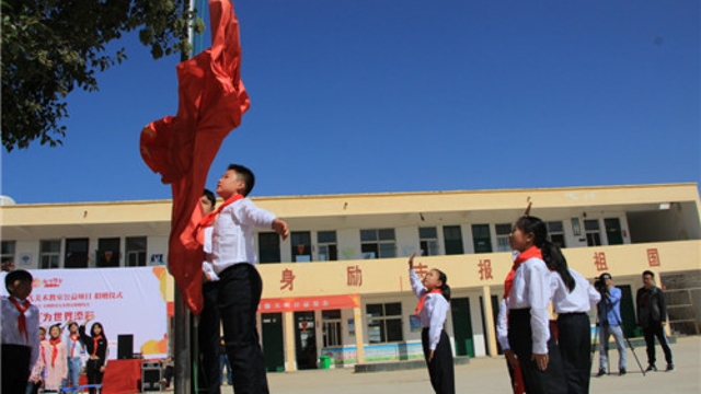 周口留守兒童的國(guó)慶節(jié)：敬隊(duì)禮、升國(guó)旗