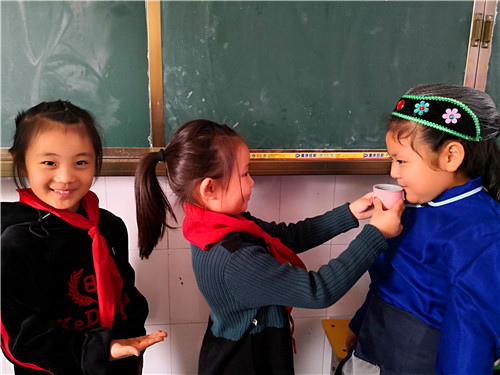 周口：小學(xué)生扮演“爺爺、奶奶” 感受重陽(yáng)敬老情