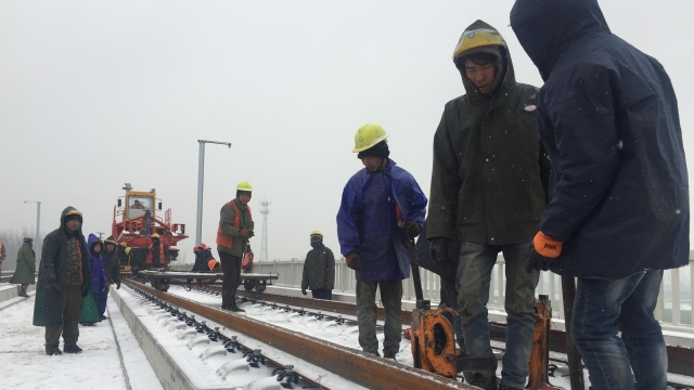 致敬！風雪中的高鐵建設者