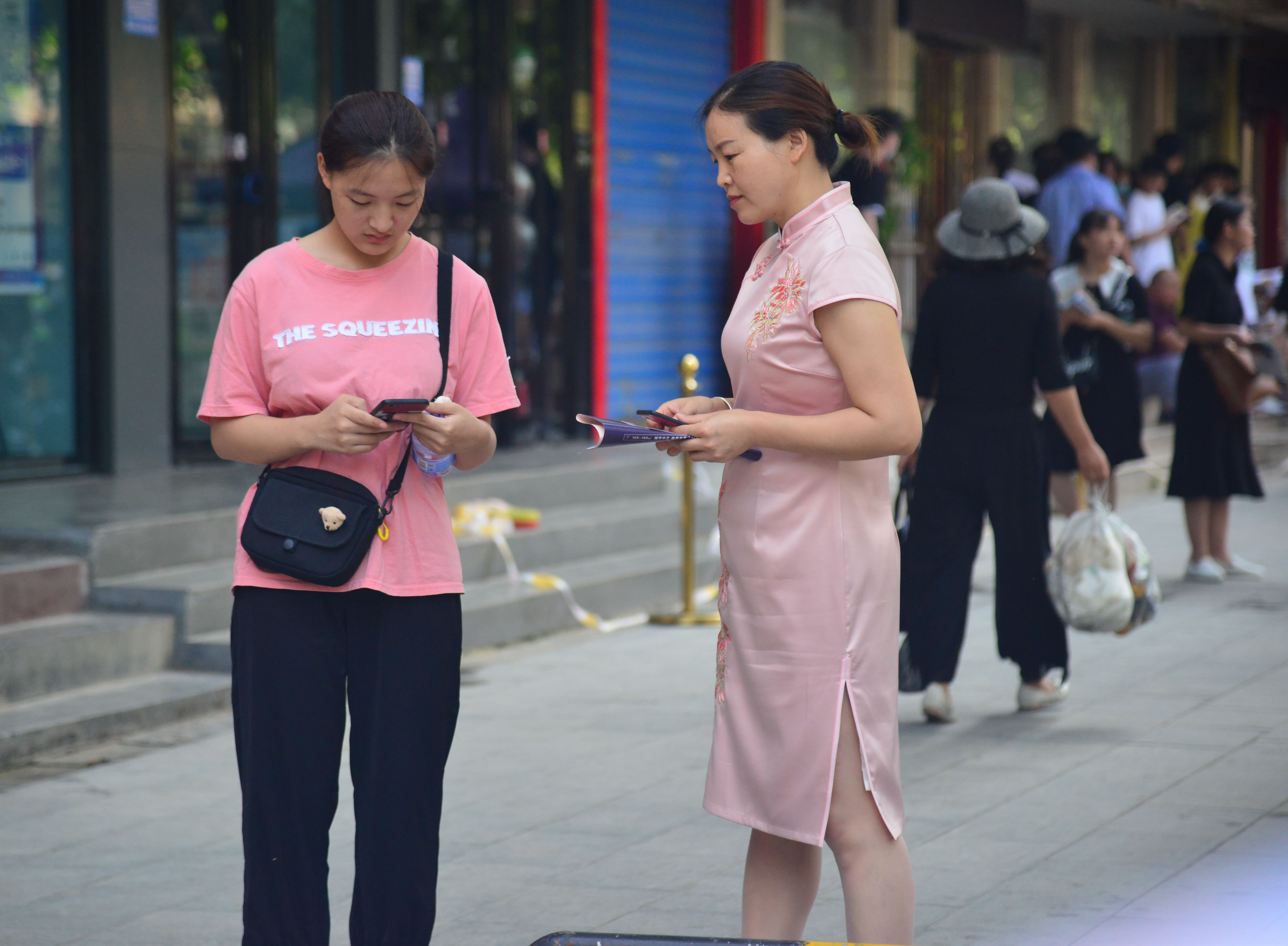 旗開得勝！高考考場外的旗袍媽媽們